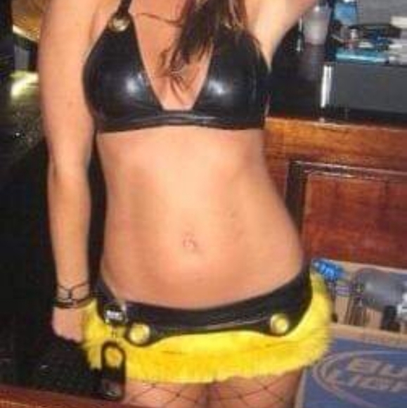 Sexiest bee costume ever! - Picture 6 of 7